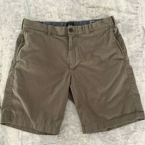 Men’s JCrew Stretch shorts. 9 inch length Size 32. Great condition! Olive color